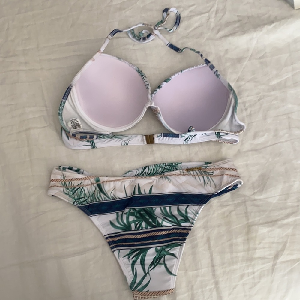 Bikini - Picture 3 of 5